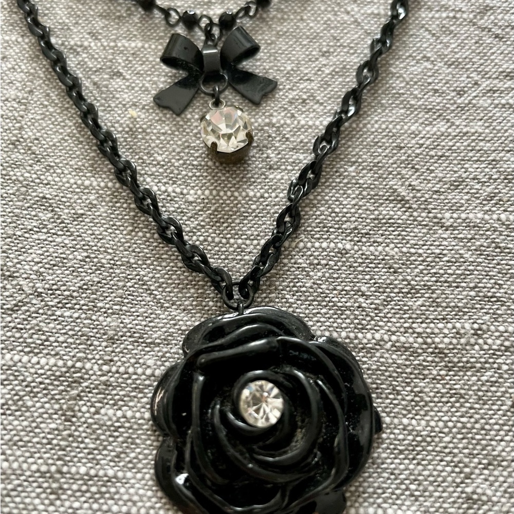 Betsey Johnson necklace - Picture 3 of 8
